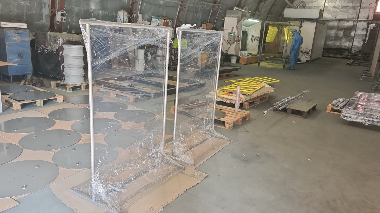 VS Projektai gamybos bazės darbo akimirka.